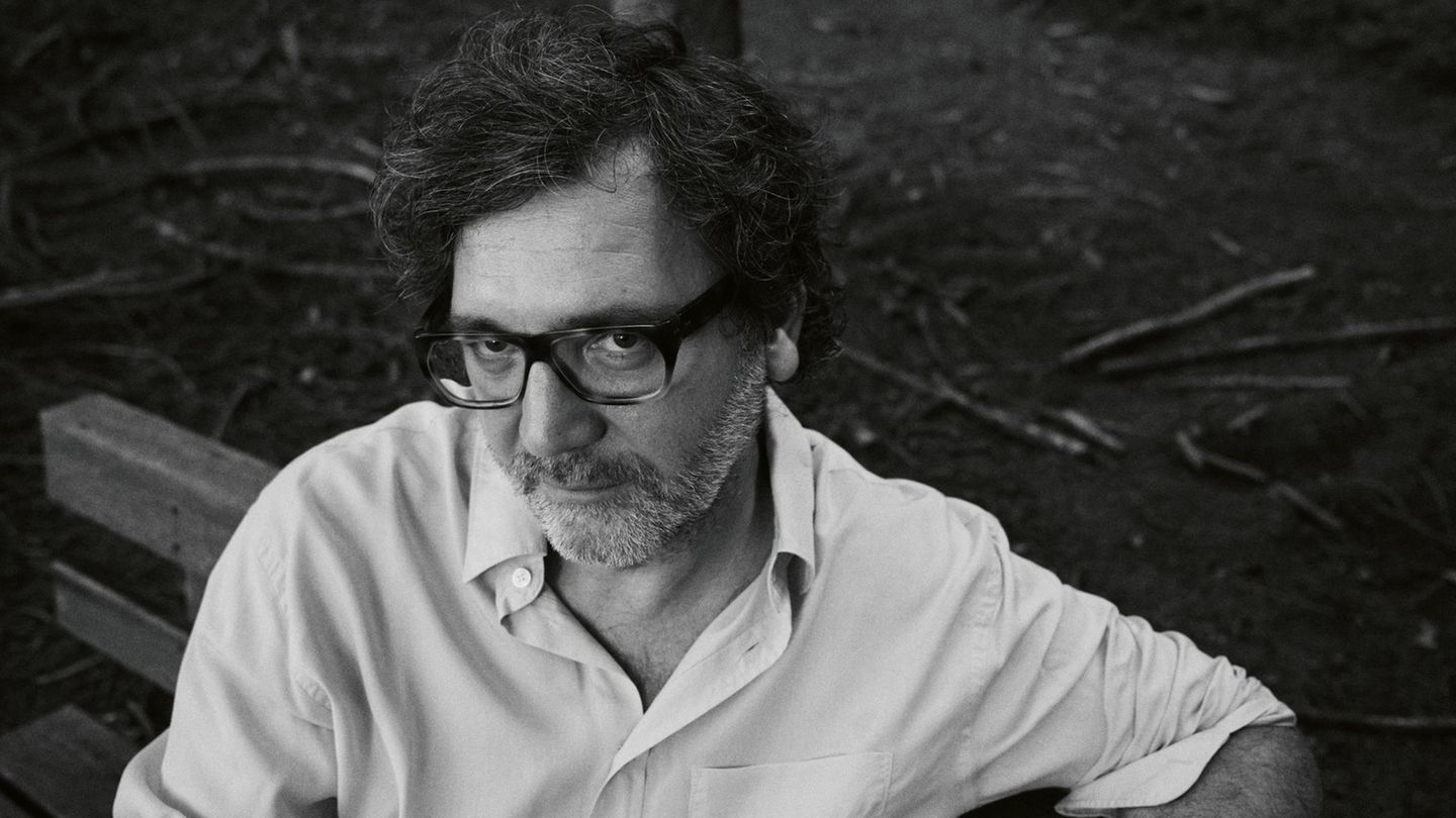 Autor und Regisseur David Schalko sitzt auf einer Bank