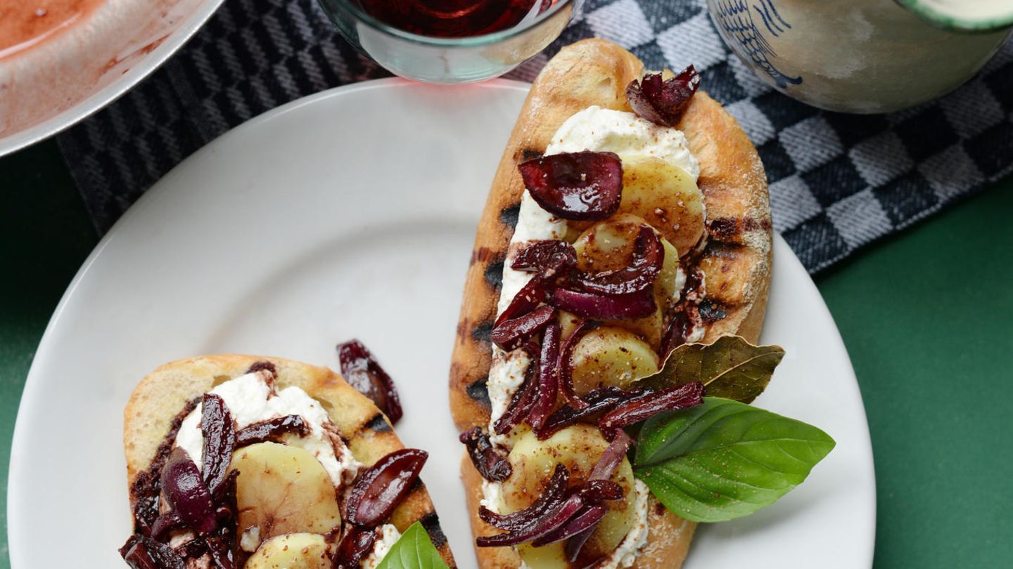 Crostoni con formaggio di capra, cipolle all'agrodolce e patate (Crostoni mit Ziegenkäse, süßsauren Zwiebeln und Kartoffeln)  Für 8 Brotscheiben  Zubereitungszeit 35 Minuten      Zutaten:  - 8 große Brotscheiben, geröstet  - 600 g Ziegenfrischkäse  - 4 Kartoffeln, gekocht und geschält  - 8 Basilikumblätter  Für die süßsauren Zwiebeln:  - 200 g rote Zwiebeln  - 2 Knoblauchzehen  - 1 EL natives Olivenöl extra   - 15 g Zucker  - 50 g Rotweinessig  - 100 ml halbtrockener Rotwein  - 4 Gewürznelken  - 1 Lorbeerblatt  - 2 Pimentkörner  - Meersalz  - frisch gemahlener roter Kampot-Pfeffer      Zubereitung:  1. Die Zwiebeln schälen und achteln. Den Knoblauch schälen und klein hacken. Alle Zutaten für die Zwiebeln zusammen mit 4 EL Wasser in eine Sauteuse geben, mit Salz und Pfeffer abschmecken und mit halb geschlossenem Deckel 30 Minuten sanft köcheln lassen. Ab und zu umrühren. Die Zwiebeln kurz vor dem Garzeitende noch einmal abschmecken und lauwarm erkalten lassen.  2. Die Brotscheiben mit Ziegenfrischkäse bestreichen, die Kartoffeln in Scheiben schneiden und darüberlegen. Die Zwiebeln mit etwas Sud darauf verteilen, mit etwas Pfeffer übermahlen, mit je einem Basilikumblättchen garnieren und servieren.  Zur Info: Crostoni und Crostini sind im Grunde das gleiche. Nur die Größe macht namentlich den Unterschied aus: Crostino = kleine geröstete Brotscheibe (Plural: Crostini) Crostone = große geröstete Brotscheibe (Plural: Crostoni)