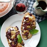 Crostoni con formaggio di capra, cipolle all'agrodolce e patate (Crostoni mit Ziegenkäse, süßsauren Zwiebeln und Kartoffeln)  Für 8 Brotscheiben  Zubereitungszeit 35 Minuten      Zutaten:  - 8 große Brotscheiben, geröstet  - 600 g Ziegenfrischkäse  - 4 Kartoffeln, gekocht und geschält  - 8 Basilikumblätter  Für die süßsauren Zwiebeln:  - 200 g rote Zwiebeln  - 2 Knoblauchzehen  - 1 EL natives Olivenöl extra   - 15 g Zucker  - 50 g Rotweinessig  - 100 ml halbtrockener Rotwein  - 4 Gewürznelken  - 1 Lorbeerblatt  - 2 Pimentkörner  - Meersalz  - frisch gemahlener roter Kampot-Pfeffer      Zubereitung:  1. Die Zwiebeln schälen und achteln. Den Knoblauch schälen und klein hacken. Alle Zutaten für die Zwiebeln zusammen mit 4 EL Wasser in eine Sauteuse geben, mit Salz und Pfeffer abschmecken und mit halb geschlossenem Deckel 30 Minuten sanft köcheln lassen. Ab und zu umrühren. Die Zwiebeln kurz vor dem Garzeitende noch einmal abschmecken und lauwarm erkalten lassen.  2. Die Brotscheiben mit Ziegenfrischkäse bestreichen, die Kartoffeln in Scheiben schneiden und darüberlegen. Die Zwiebeln mit etwas Sud darauf verteilen, mit etwas Pfeffer übermahlen, mit je einem Basilikumblättchen garnieren und servieren.  Zur Info: Crostoni und Crostini sind im Grunde das gleiche. Nur die Größe macht namentlich den Unterschied aus: Crostino = kleine geröstete Brotscheibe (Plural: Crostini) Crostone = große geröstete Brotscheibe (Plural: Crostoni)