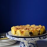 Gattò di patate e melanzane (Kartoffel-Auberginen-Auflauf)  Für 1 runde Kuchenform (Ø 26 cm)  Zubereitungszeit 50 Minuten, plus Entwässerungszeit 1 Stunde      Zutaten:  - 800 g Kartoffeln  - Meersalz  - 800 g Auberginen  - natives Olivenöl extra   - 10 getrocknete, in Öl eingelegte Tomaten, klein geschnitten  - 2 große Knoblauchzehen, gehackt  - 130 g Pecorino primosale (junger Schafskäse), in kleine Scheiben geschnitten  - 150 g Scamorza  - 2 Eier, hart gekocht und grob gehackt  - 3 EL gehackte glatte Petersilie 40 g Semmelbrösel, geröstet  - 20 g Pecorino pepato siciliano (ersatzweise Pecorino romano), gerieben  - frisch gemahlener schwarzer Pfeffer      Zubereitung:  1. Die Kartoffeln in kochendem Salzwasser in etwa 10 Minuten halb gar kochen. Abkühlen lassen, schälen und in 0,5 cm dicke Scheiben schneiden. Die Auberginen in Würfel schneiden. In eine Schüssel legen, mit 1⁄2 TL Salz bestreuen, mit einem Topf beschweren und 15 Minuten Wasser ziehen lassen. Dann die Würfel abwaschen, mit den Händen die Restflüssigkeit ausdrücken, die Auberginen mit Küchenpapier trocken tupfen und in heißem Olivenöl zusammen mit den klein geschnittenen getrockneten Tomaten und dem Knoblauch anbraten.  2. Den Backofen auf 200 °C vorheizen. Die Hälfte der Kartoffelscheiben in die Kuchenform schichten, dabei auch einen Rand formen, dann die Auberginenmasse auf dem Kartoffelboden verteilen, mit jeweils der Hälfte des Pecorino primosale (65 g) und Scamorza (75 g) bestreuen. Die Eier darüber verteilen, dann mit Petersilie und der Hälfte der Semmelbrösel (20 g) bestreuen. Nun den Pecorino pepato darübergeben und wieder mit einer Lage Kartoffeln bedecken. Zum Schluss mit dem restlichen Pecorino primosale (65 g) und Scamorza (75 g) und den übrigen Semmelbröseln (20 g) bestreuen. Pfeffern und etwas Olivenöl darüberträufeln. Die Kartoffel-Auberginen- Torte etwa 25–30 Minuten überbacken.