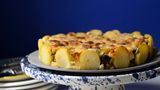 Gattò di patate e melanzane (Kartoffel-Auberginen-Auflauf)  Für 1 runde Kuchenform (Ø 26 cm)  Zubereitungszeit 50 Minuten, plus Entwässerungszeit 1 Stunde      Zutaten:  - 800 g Kartoffeln  - Meersalz  - 800 g Auberginen  - natives Olivenöl extra   - 10 getrocknete, in Öl eingelegte Tomaten, klein geschnitten  - 2 große Knoblauchzehen, gehackt  - 130 g Pecorino primosale (junger Schafskäse), in kleine Scheiben geschnitten  - 150 g Scamorza  - 2 Eier, hart gekocht und grob gehackt  - 3 EL gehackte glatte Petersilie 40 g Semmelbrösel, geröstet  - 20 g Pecorino pepato siciliano (ersatzweise Pecorino romano), gerieben  - frisch gemahlener schwarzer Pfeffer      Zubereitung:  1. Die Kartoffeln in kochendem Salzwasser in etwa 10 Minuten halb gar kochen. Abkühlen lassen, schälen und in 0,5 cm dicke Scheiben schneiden. Die Auberginen in Würfel schneiden. In eine Schüssel legen, mit 1⁄2 TL Salz bestreuen, mit einem Topf beschweren und 15 Minuten Wasser ziehen lassen. Dann die Würfel abwaschen, mit den Händen die Restflüssigkeit ausdrücken, die Auberginen mit Küchenpapier trocken tupfen und in heißem Olivenöl zusammen mit den klein geschnittenen getrockneten Tomaten und dem Knoblauch anbraten.  2. Den Backofen auf 200 °C vorheizen. Die Hälfte der Kartoffelscheiben in die Kuchenform schichten, dabei auch einen Rand formen, dann die Auberginenmasse auf dem Kartoffelboden verteilen, mit jeweils der Hälfte des Pecorino primosale (65 g) und Scamorza (75 g) bestreuen. Die Eier darüber verteilen, dann mit Petersilie und der Hälfte der Semmelbrösel (20 g) bestreuen. Nun den Pecorino pepato darübergeben und wieder mit einer Lage Kartoffeln bedecken. Zum Schluss mit dem restlichen Pecorino primosale (65 g) und Scamorza (75 g) und den übrigen Semmelbröseln (20 g) bestreuen. Pfeffern und etwas Olivenöl darüberträufeln. Die Kartoffel-Auberginen- Torte etwa 25–30 Minuten überbacken.