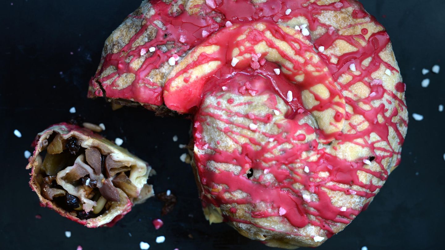 Rocciata (Umbrischer Strudelkuchen mit Obst, Nüssen und Anislikör)  Für 1 Kuchen  Zubereitungszeit 40 Minuten, plus Ruhezeit 30 Minuten, plus Backzeit 40 Minuten      Zutaten:  Für den Teig:  - 300 g Mehl (Tipo 00 oder Type 405)  - 1 Prise Salz 1 EL Zucker 2 EL Olivenöl 20 ml Weißwein 1 Ei (Größe L)  Für die Füllung:  - je 100 g Rosinen und getrocknete Aprikosen  - 700 g süßsaure Äpfel  - je 50 g Mandel- und Walnusskerne  - 30 g Pinienkerne  - 1 Pck. Bourbon-Vanillezucker  - 1 gestrichener EL Zimt  - 70 g Zucker  - 2 EL Anislikör (beispielsweise Mistrà oder Weißwein)  - 2 EL Olivenöl 1 Prise Salz 1 EL Zitronenabrieb 1 EL Orangenabrieb  Zum Bestreichen:  - je 1 EL Zucker und Hagelzucker  - 1 EL Olivenöl  - 50 g Puderzucker  - 15 ml Alkermes (italienischer Kräuterlikör) oder Grenadinesirup      Zubereitung:  1. Alle Zutaten für den Teig mit 70 ml lauwarmem Wasser gut verkneten. Den Teig in Frischhaltefolie wickeln und für 30 Minuten in den Kühlschrank legen.  2. Die Rosinen und die Aprikosen mit heißem Wasser übergießen und 5–8 Minuten einweichen. Das Wasser abgießen und das Restwasser gut auspressen. Die Äpfel schälen, vierteln, vom Kerngehäuse befreien und in Stücke schneiden.  3. Die Mandeln und Walnüsse grob hacken. Sämtliche Zutaten für die Füllung vermischen und 30 Minuten ziehen lassen.  4. Den Backofen auf 180 °C vorheizen. Ein Blech mit Backpapier belegen. Den Teig auf einer bemehlten Fläche so dünn wie möglich zu einem länglichen Rechteck ausrollen. Die Füllung gleichmäßig darauf verteilen, rundherum einen 2 cm breiten Rand frei lassen. Die kurzen Seiten etwas über die Füllung legen, dann den Teig von der langen Seite her aufrollen. Die Naht mit Wasser befeuchten, damit sie gut zusammenklebt. Die Rolle zu einem Ring formen und auf das Blech legen. 1 EL Zucker mit 1 EL Olivenöl vermischen, den Teig damit bestreichen und 40 Minuten im Ofen backen.  5. Den Kuchen abkühlen lassen. Den Puderzucker mit dem Alkermes oder Sirup dickflüssig verrühren, über den Kuchen gießen und mit dem Hagelzucker bestreuen.