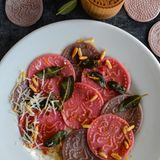 Corzetti al vino rosso (Ligurische Pasta mit Rotwein, Salbeibutter, Orangen und Pinienkernen)  Für 4 Personen  Zubereitungszeit 35 Minuten, plus Ruhezeit 30 Minuten      Zutaten:  Für die Pasta:  - 150 g Semola di grano duro (italienischer Hartweizengrieß, ersatzweise doppelgriffiges Mehl)  - 1 Prise Meersalz  - 70–80 ml Rotwein oder/und Rote-Bete-Saft  Für die Sauce:  - 100 g Butter  - 2 EL natives Olivenöl extra  - 20 Salbeiblätter  - 1 TL rote Pfefferkörner  - Meersalz  - frisch gemahlener roter Pfeffer  - Abrieb von 1 Bio-Orange  - 25 g Pinienkerne, ohne Fettzugabe geröstet  - 4 EL geriebener Grana Padano  Pastastempel, alternativ 1 runde Ausstechform oder andere runde (Keks-)Stempel      Zubereitung:  1. Die Semola mit dem Salz vermischen und auf die Arbeitsplatte häufen, in der Mitte eine Mulde bilden. Den Rotwein oder/und Rote-Bete-Saft (erst nur 70 ml) hineinschütten. Mit etwas Semola aus der Mulde verkneten. Dann die Semola mit den Händen von außen nach innen einarbeiten, bis eine homogene Masse entsteht. Eventuell mehr Wein bzw. Saft dazugeben. Den Teig ca. 7 Minuten kräftig kneten, dann unter einer Schüssel zugedeckt 30 Minuten ruhen lassen.  2. Den Teig auf einer leicht bemehlten Arbeitsfläche ca. 3 mm dick ausrollen und mit der hohlen Stempel-Unterseite Kreise ausstechen. Die Pastakreise auf das eingravierte Muster des Stempels legen und mit dem oberen Stempelholzteil darauf- drücken. Die »gestempelten« Pastakreise, die Corzetti, auf ein bemehltes Handtuch legen.  3. In einem großen Topf reichlich Wasser aufkochen, salzen und die Pastakreise darin so lange kochen, bis sie an der Oberfläche schwimmen. Abseihen. In einer Sauteuse die Butter mit dem Olivenöl, den Salbeiblätter und den roten Pfefferkörnern ca. 1 Minute erhitzen, dann die Corzetti dazugeben und ca.  4. 1 Minute darin schwenken. Mit Salz und Pfeffer abschmecken.  Die Pasta auf vier Teller verteilen, mit Orangenabrieb, Pinien- kernen und Grana Padano bestreuen und sofort servieren.