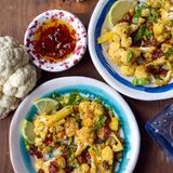 Insalata di cavolfiore alla siciliana (Sizilianischer Blumenkohlsalat)  Für 4 Personen  Zubereitungszeit 15 Minuten, plus Backzeit 35 Minuten      Zutaten:  - 1 kg Blumenkohl  - Meersalz  - 80 g Rosinen  - 1 g Safran  - 80 ml natives Olivenöl extra  - 30 g Sesam  - 40 g Pinienkerne, ohne Fett geröstet  - 2 Knoblauchzehen, in Streifen geschnitten  - 5 getrocknete, in Öl eingelegte Kirschtomaten  - Saft und Abrieb von 1 Bio-Zitrone  - 1 EL Marrocan-Gewürz (z. B. von El Puente, ersatzweise eine Mischung aus Ingwer, schwarzem Pfeffer, braunem Kandiszucker, Kreuzkümmel, Zimt, Koriander, Paprika, Minze, Chili, Kurkuma und Rosenblüten)  - 2 Handvoll Basilikum, grob gehackt      Zubereitung:  1. Den Blumenkohl putzen und in kleine Röschen teilen. In einen Topf mit kochendem Salzwasser geben und in etwa 5–7 Minuten sehr bissfest garen. Den Blumenkohl abseihen. Die Rosinen mit dem Safran in eine Schüssel geben und mit 200 ml kochend heißem Wasser übergießen.  2. Den Ofen auf 160 °C Umluft vorheizen. Den Blumenkohl zusammen mit dem Olivenöl, dem Sesam, den Pinienkernen, dem Knoblauch, den Tomaten, dem Zitronensaft und -abrieb und dem Marrocan-Gewürz in eine große Schüssel geben und alles gut miteinander vermischen. Mit Salz abschmecken und auf einem mit Backpapier ausgelegten Backblech verteilen. Den Blumenkohl auf der zweiten Schiene von oben 25 Minuten rösten. Ab und an umrühren. Nach der Röstzeit die Rosinen mit dem Safranwasser dazugeben, gut vermischen und weitere 10 Minuten garen.  3. Aus dem Ofen nehmen, auf Teller verteilen, mit dem Basilikum bestreuen, nach Belieben etwas Olivenöl darüberträufeln und servieren.