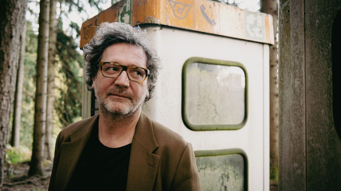 David Schalko steht vor einer Telefonzelle