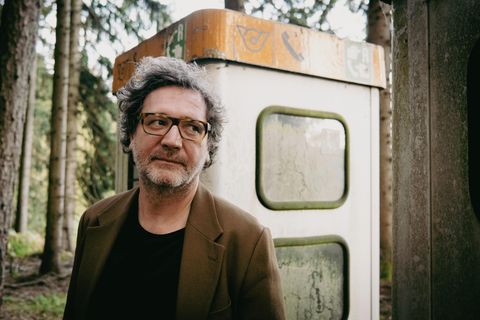David Schalko steht vor einer Telefonzelle