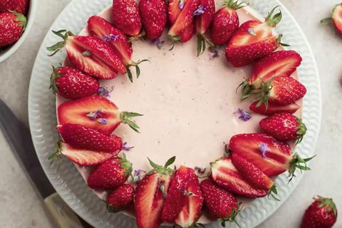 Ohne Backen, ohne Schnickschnack: Dieser leckere Erdbeer-Kuchen gelingt immer