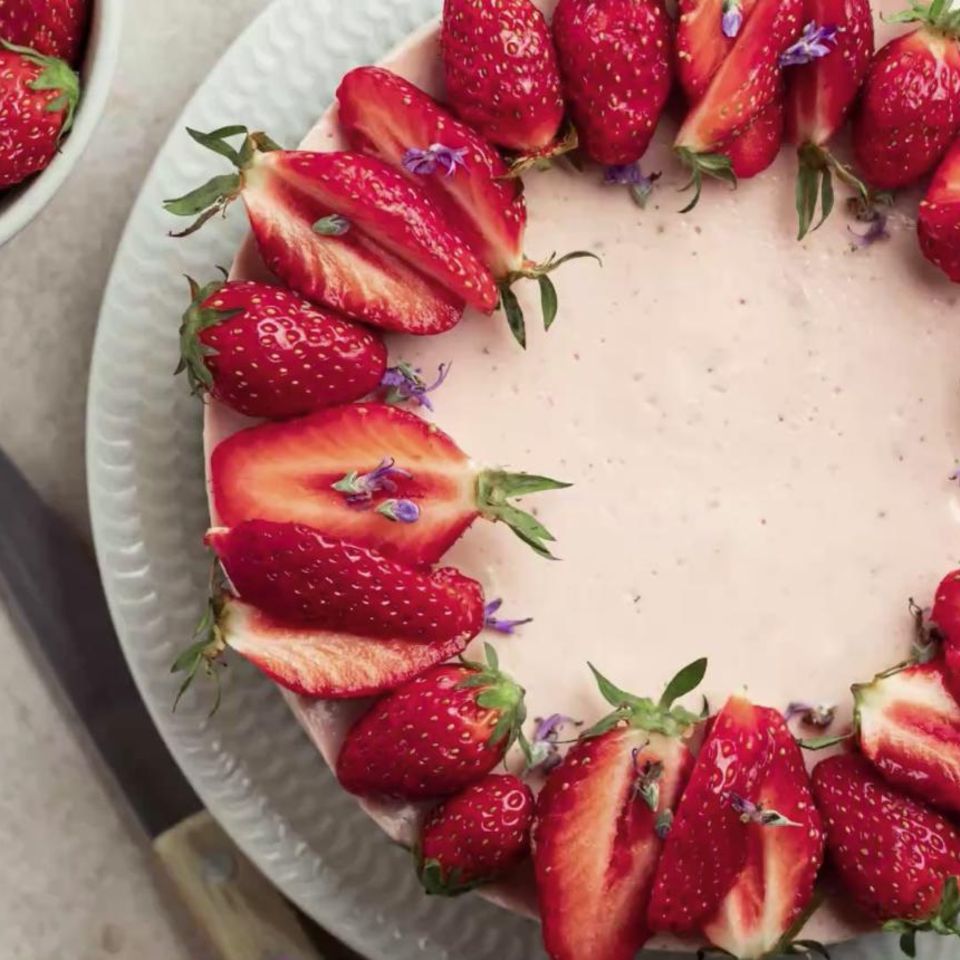 Ohne Backen, ohne Schnickschnack: Dieser leckere Erdbeer-Kuchen gelingt immer