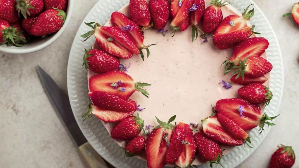 Ohne Backen, ohne Schnickschnack: Dieser leckere Erdbeer-Kuchen gelingt immer