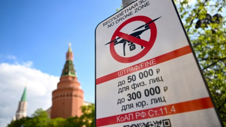 Ein Schild weist auf ein Drohnenverbot am Kreml hin