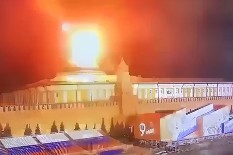 Flammen und Rauch über der Kuppel des Kreml-Senatsgebäudes