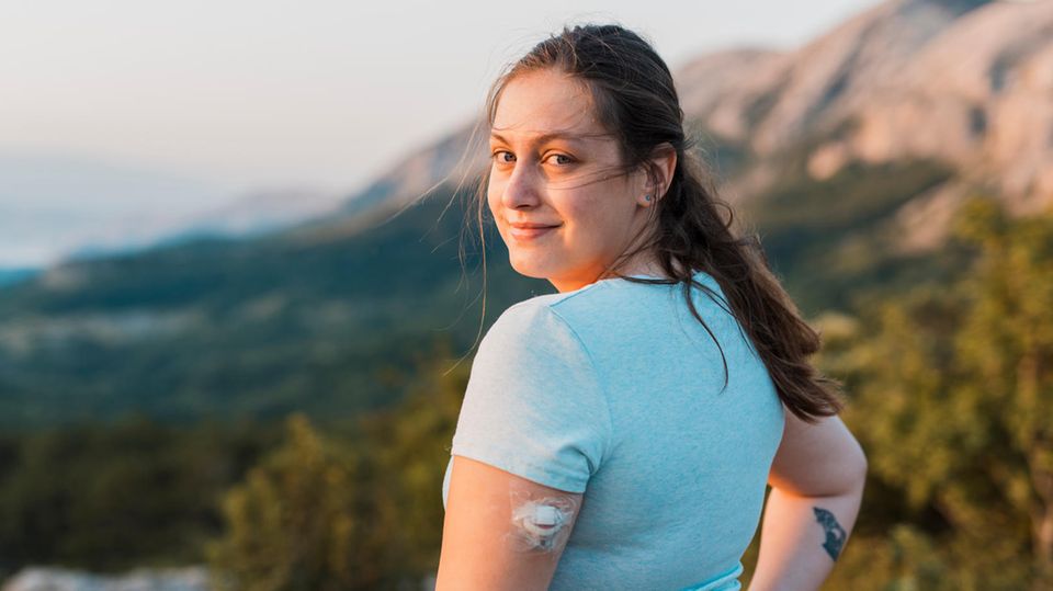 Frau mit Diabetes lächelt in die Kamera