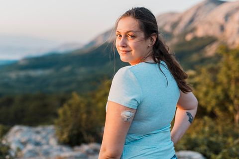 Frau mit Diabetes lächelt in die Kamera