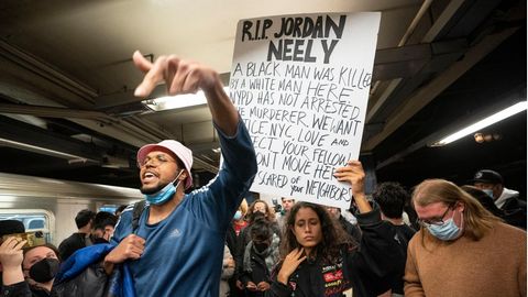 "Ruhe in Frieden": Proteste nach dem Tod von Jordan Neely in der U-Bahn-Station Broadway-Lafayette in Manhattan, New York