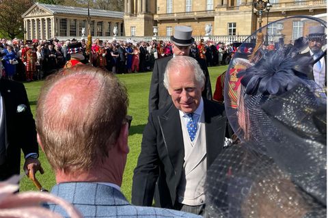 König Charles beim Bad in der Menge auf der Garden Party in Buckingham Palace
