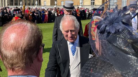 König Charles beim Bad in der Menge auf der Garden Party in Buckingham Palace