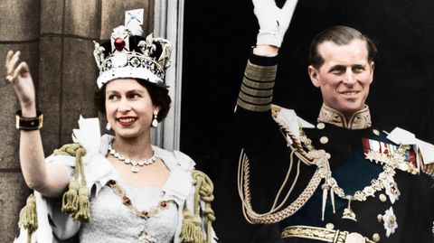 Queen Elizabeth II. und Prinz Philip nach der Krönungszeremonie im Jahr 1953 auf dem Balkon des Buckingham Palastes