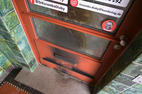 Brandspuren an der Eingangstür zum Bürgerbüro des Bundestagsabgordneten Dr. Karamba Diaby