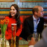4. Mai 2023  Hebt die Gläser! Prinzessin Kate und Prinz William unterwegs im Pub  Es sind keine 48 Stunden mehr und dann werden Prinzessin Kate und Prinz William feierlich in die Westminster Abbey schreiten. Auch wenn alle Augen auf König Charles III. gerichtet sein werden, wird auch das Thronfolgerpaar aufmerksam beobachtet werden. Doch jetzt können sich die beiden noch etwas entspannen – und sogar einen trinken! In Soho besuchen sie einen Pub, unterhalten sich bei einem Glas Bier mit den Menschen. Sogar Kate nimmt einen Schluck aus ihrem Glas. Recht hat sie, ernst wird es früh genug!
