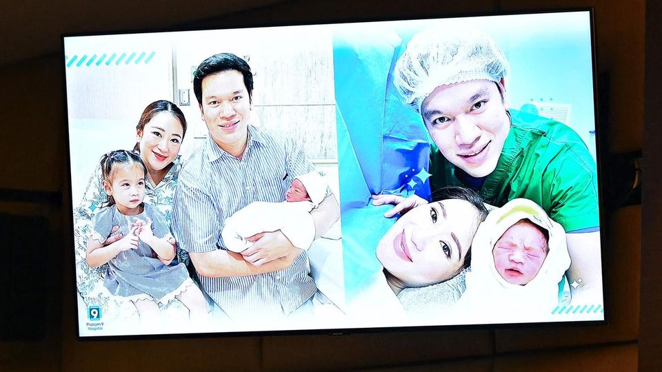 At the clinic, Paetongtarn shows Shinawatra her newborn son Thasin