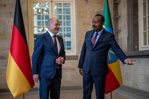 Bundeskanzler Olaf Scholz (SPD), wird von Abiy Ahmed, Ministerpräsident von Äthiopien im Amtssitz begrüßt