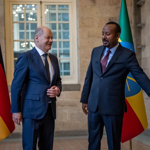Bundeskanzler Olaf Scholz (SPD), wird von Abiy Ahmed, Ministerpräsident von Äthiopien im Amtssitz begrüßt