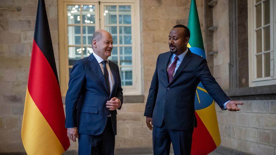 Bundeskanzler Olaf Scholz (SPD), wird von Abiy Ahmed, Ministerpräsident von Äthiopien im Amtssitz begrüßt