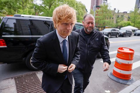 Ed Sheeran (l), Sänger aus Großbritannien, trifft vor dem Bundesgericht in New York ein