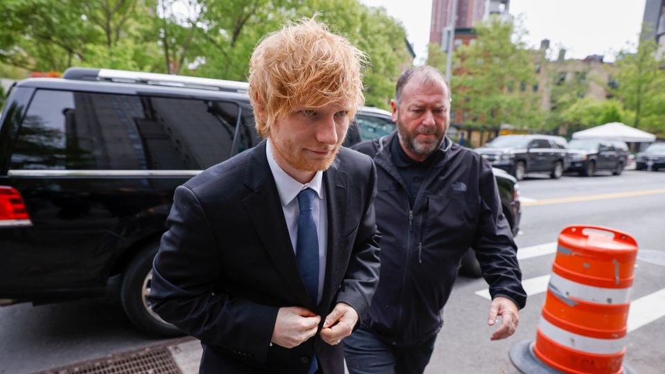 Ed Sheeran (l), Sänger aus Großbritannien, trifft vor dem Bundesgericht in New York ein