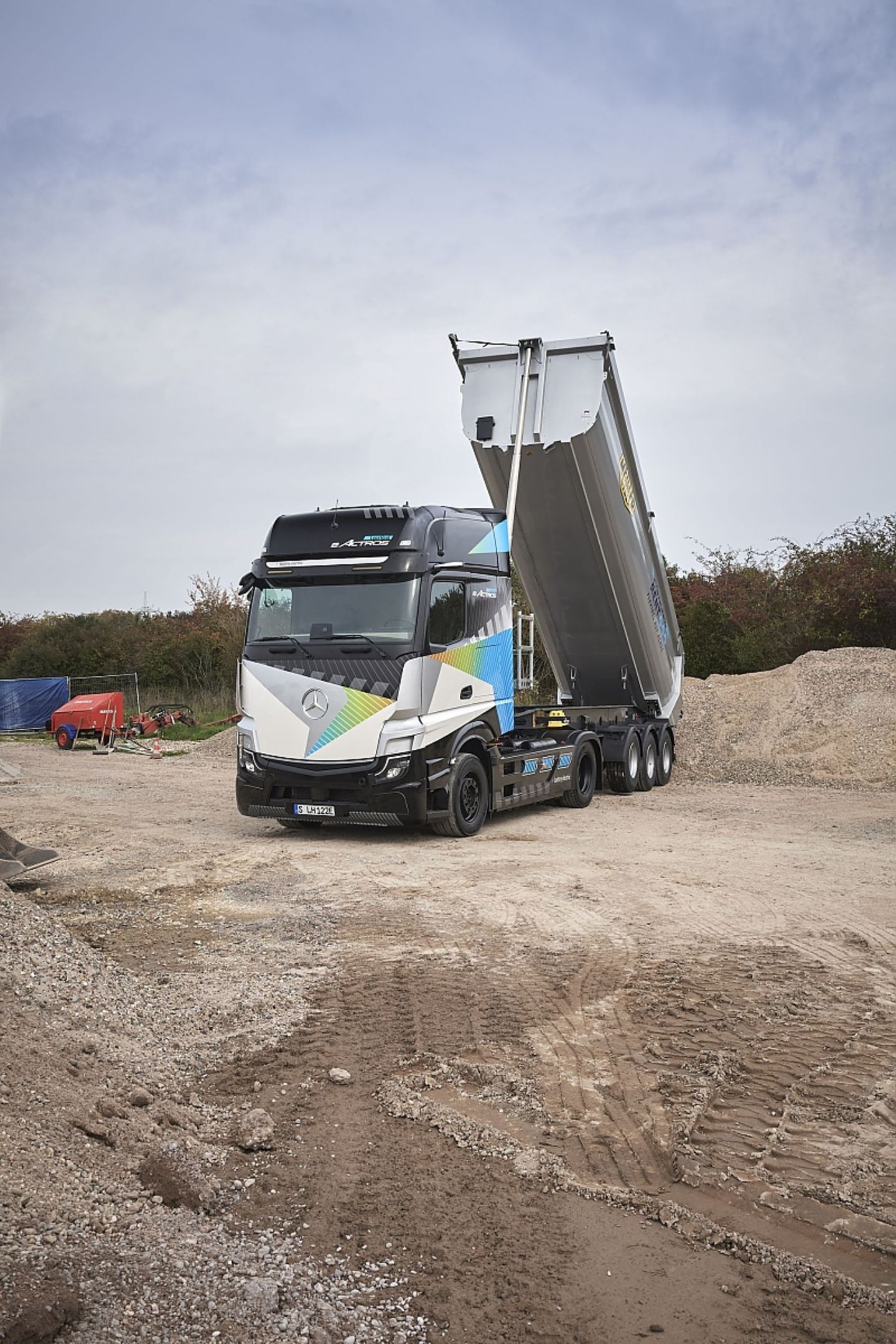 Mercedes eActros LongHaul mit Kipplader