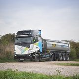 Mercedes eActros LongHaul mit Kipplader
