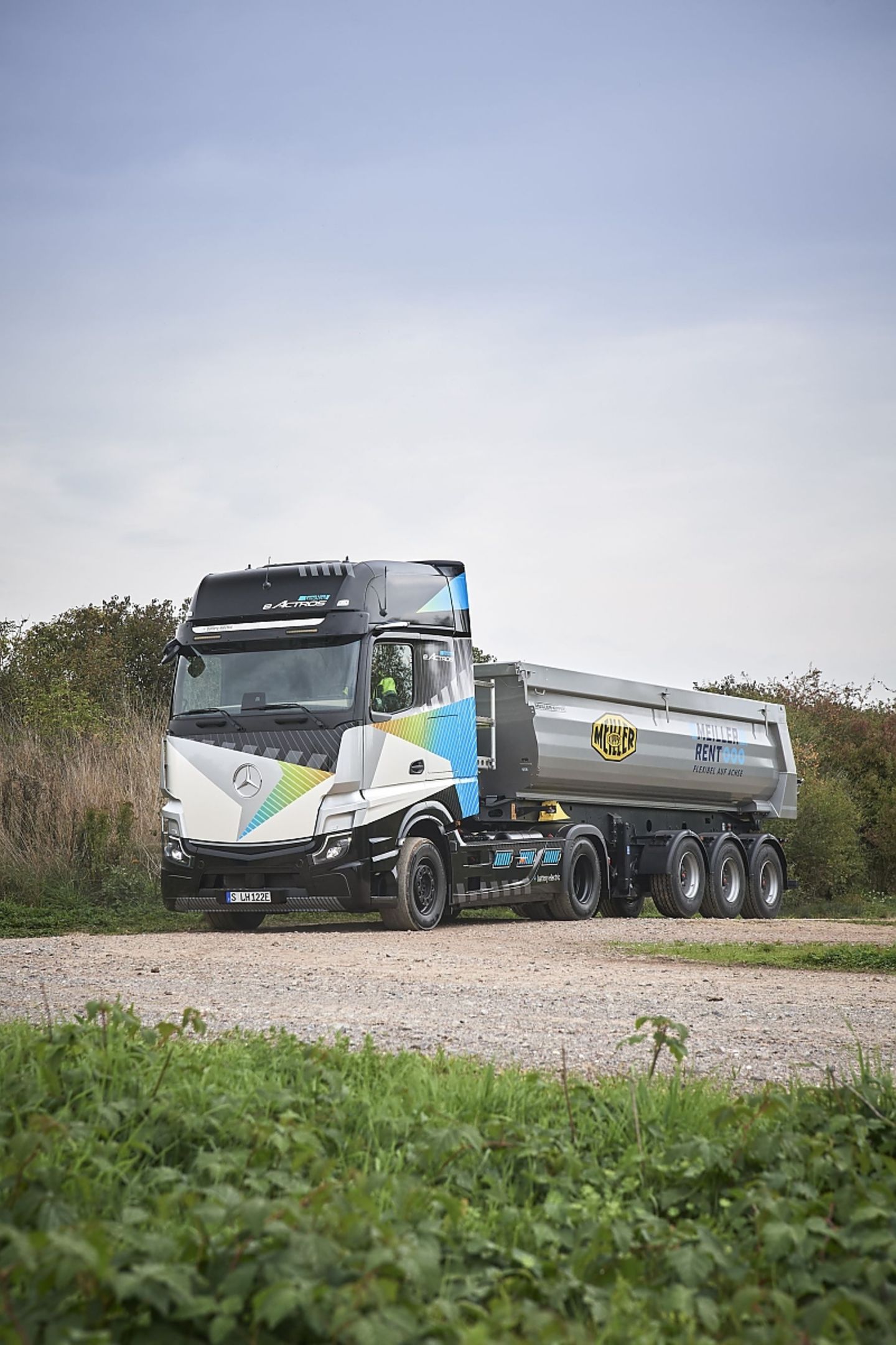 Mercedes eActros LongHaul mit Kipplader