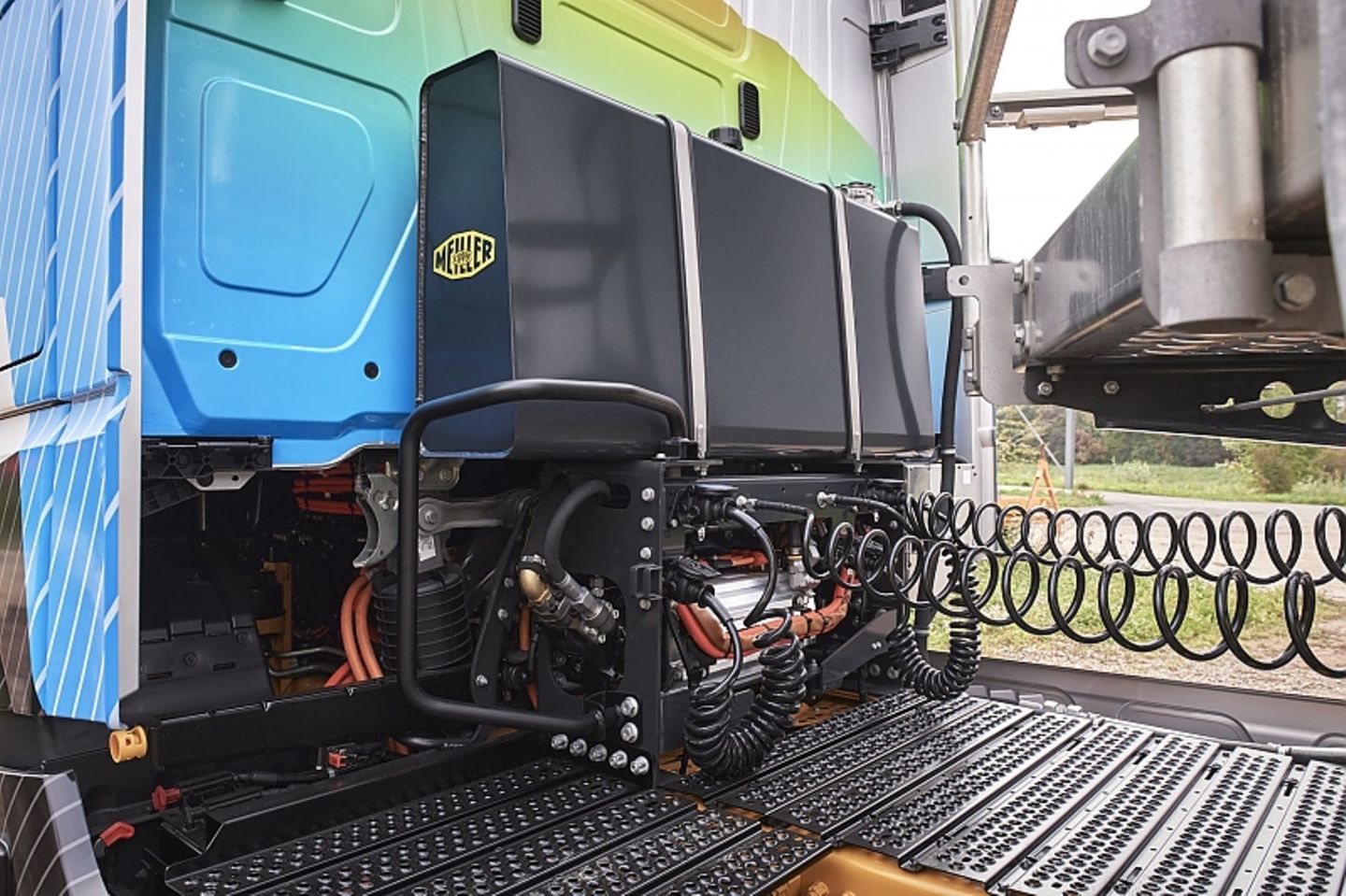 Mercedes eActros LongHaul mit elektrischer Schnittstelle