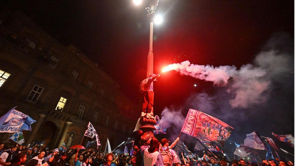 Fans des SSC Neapel feiern die italienische Fußball-Meisterschaft.