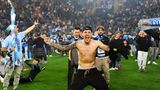 Nach dem Abpfiff gab es auch bei den mitgereisten Fans kein Halten mehr, die den weiten Weg aus Neapel in die norditalienische Stadt Udine angetreten waren: Sie stürmten den Platz und feierten den Scudetto.