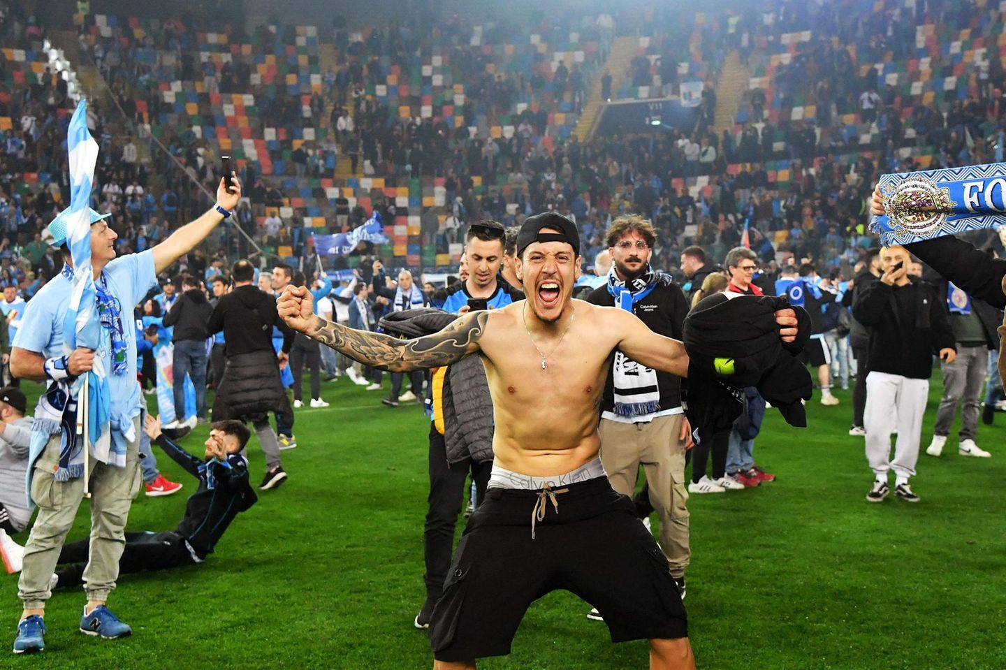 Nach dem Abpfiff gab es auch bei den mitgereisten Fans kein Halten mehr, die den weiten Weg aus Neapel in die norditalienische Stadt Udine angetreten waren: Sie stürmten den Platz und feierten den Scudetto.