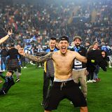 Nach dem Abpfiff gab es auch bei den mitgereisten Fans kein Halten mehr, die den weiten Weg aus Neapel in die norditalienische Stadt Udine angetreten waren: Sie stürmten den Platz und feierten den Scudetto.