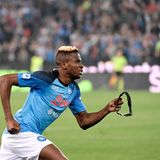 Sein Treffer öffnete die Tür zur dritten Meisterschaft in der Vereinsgeschichte: Victor Osimhen erzielte das 1:1 beim Auswärtsspiel in Udine. Damit hatte der SSC Neapel den entscheidenden Punkt geholt – und liegt fünf Spieltage vor Saisonende mit 16 Punkten Abstand zum Tabellenzweiten Lazio Rom uneinholbar vorn. Mit bislang 22 Treffern in der Serie A hatte der nigerianische Stürmer maßgeblichen Anteil am Scudetto.