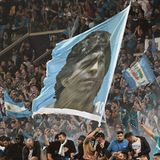 Sein Geist schwebte über allem: Diego Maradona war es, der den Verein in den 1980er Jahren aus dem Dornröschenschlaf wachküsste und in den Saisons 1986/87 und 1989/90 zu den bis dato einzigen Meisterschaften in der bald hundertjährigen Vereinsgeschichte führte. Nach seinem Weggang dauerte es 33 Jahre, ehe der SSC erneut den Scudetto holen konnte.
