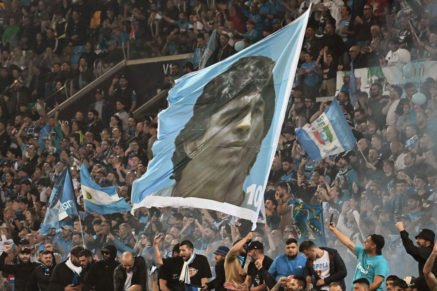 Seria A: Sein Geist schwebte über allem: Diego Maradona war es, der den Verein in den 1980er Jahren aus dem Dornröschenschlaf wachküsste und in den Saisons 1986/87 und 1989/90 zu den bis dato einzigen Meisterschaften in der bald hundertjährigen Vereinsgeschichte führte. Nach seinem Weggang dauerte es 33 Jahre, ehe der SSC erneut den Scudetto holen konnte. Sein Geist schwebte über allem: Diego Maradona war es, der den Verein in den 1980er Jahren aus dem Dornröschenschlaf wachküsste und in den Saisons 1986/87 und 1989/90 zu den bis dato einzigen Meisterschaften in der bald hundertjährigen Vereinsgeschichte führte. Nach seinem Weggang dauerte es 33 Jahre, ehe der SSC erneut den Scudetto holen konnte.