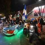 33 Jahre mussten die Fans auf diesen Titel warten. Entsprechend euphorisch war die Stimmung in der Stadt am Fuße des Vesuv. Mit Auto- und Motorradcorsi feierten die Anhänger den Triumph ihres SSC.