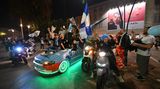 33 Jahre mussten die Fans auf diesen Titel warten. Entsprechend euphorisch war die Stimmung in der Stadt am Fuße des Vesuv. Mit Auto- und Motorradcorsi feierten die Anhänger den Triumph ihres SSC.
