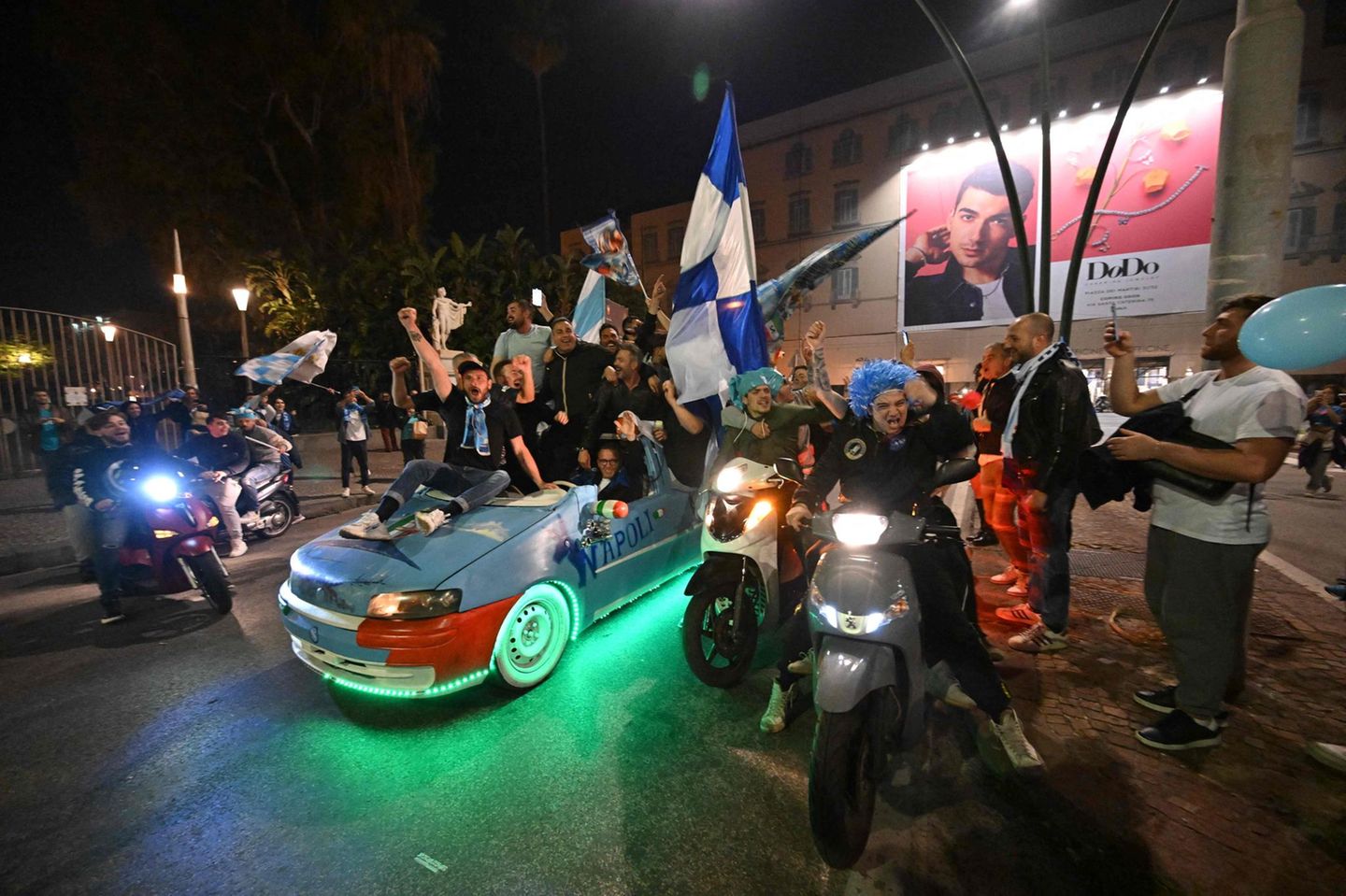 33 Jahre mussten die Fans auf diesen Titel warten. Entsprechend euphorisch war die Stimmung in der Stadt am Fuße des Vesuv. Mit Auto- und Motorradcorsi feierten die Anhänger den Triumph ihres SSC.