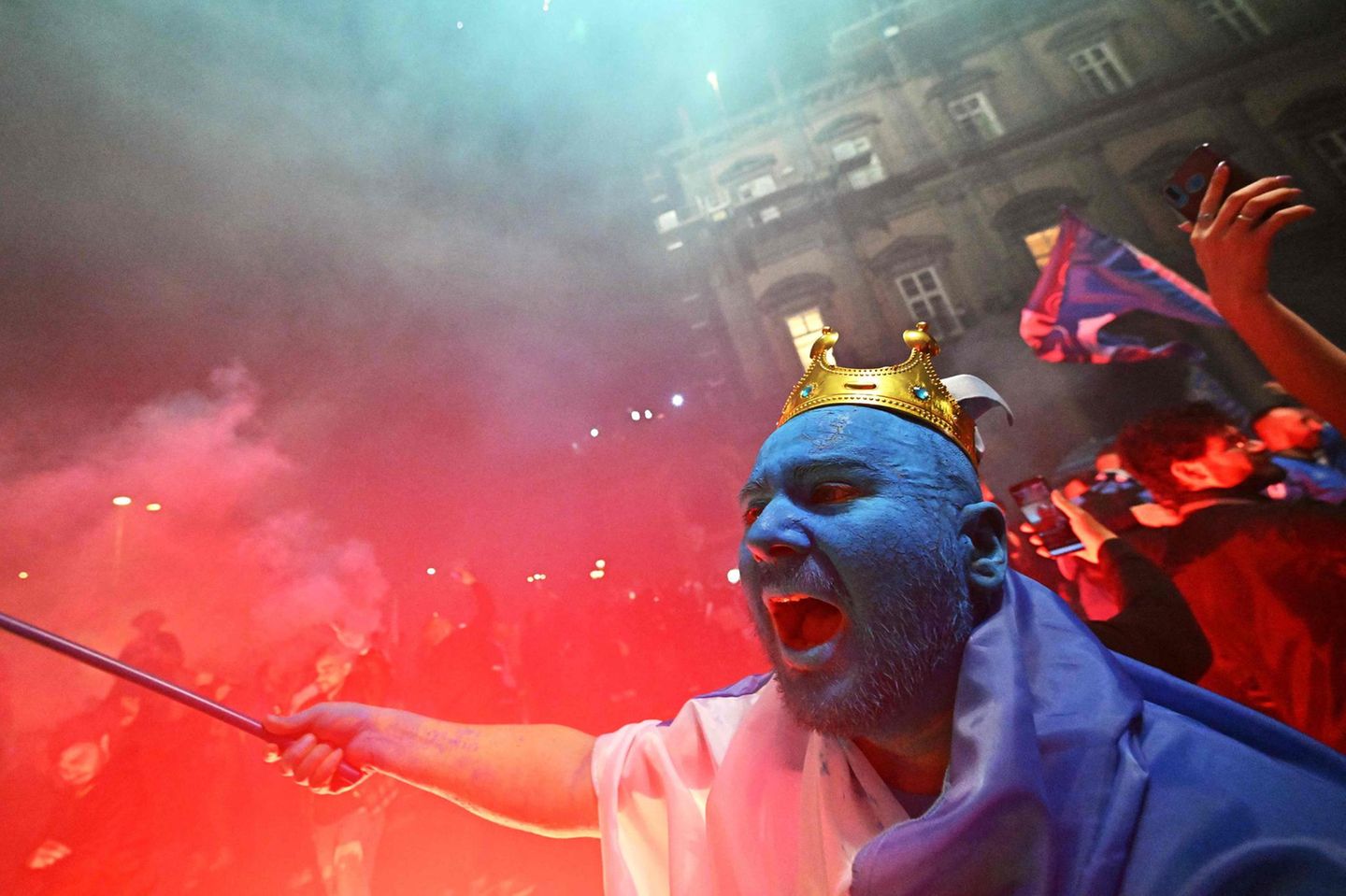 Gli Azzurri, die Blauen, wird die Mannschaft des SSC Napoli wegen ihrer traditionell hellblauen Trikots genannt. Dieser Fan hat sein komplettes Gesicht in den Farben seiner Mannschaft angemalt.
