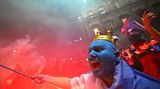 Gli Azzurri, die Blauen, wird die Mannschaft des SSC Napoli wegen ihrer traditionell hellblauen Trikots genannt. Dieser Fan hat sein komplettes Gesicht in den Farben seiner Mannschaft angemalt.
