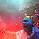 Gli Azzurri, die Blauen, wird die Mannschaft des SSC Napoli wegen ihrer traditionell hellblauen Trikots genannt. Dieser Fan hat sein komplettes Gesicht in den Farben seiner Mannschaft angemalt.