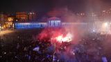 Überall in der Stadt versammelten sich Fans, um diesen Triumph zu zelebrieren, so wie hier auf der Piazza del Plebiscito.