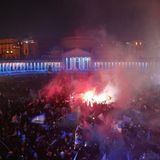 Überall in der Stadt versammelten sich Fans, um diesen Triumph zu zelebrieren, so wie hier auf der Piazza del Plebiscito.