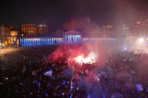 Überall in der Stadt versammelten sich Fans, um diesen Triumph zu zelebrieren, so wie hier auf der Piazza del Plebiscito.