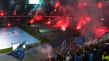 Bereits vergangenen Sonntag hätte der SSC Neapel zu Hause Meister werden können, verspielte kurz vor Schluss jedoch eine 1:0 Führung und holte nur ein Remis. Doch zigtausende Fans wollten sich die Meisterfeier im eigenen Stadion nicht nehmen lassen: Sie waren am Donnerstagabend ins Stadio Diego Armando Maradona gekommen, um das Spiel auf einer gigantischen Leinwand zu verfolgen.